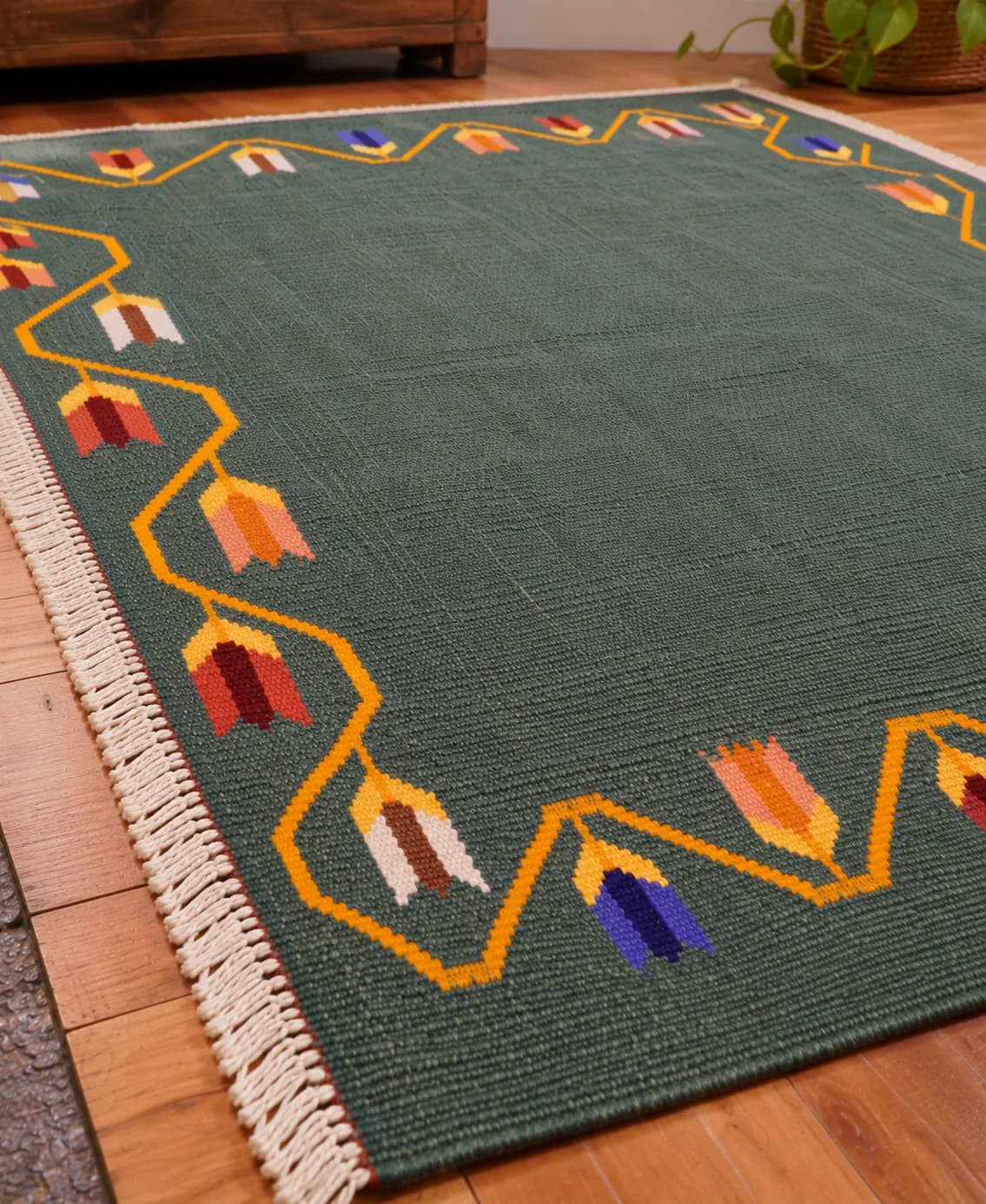 Tribal / folk-inspired geometric Kilim ( Motif )