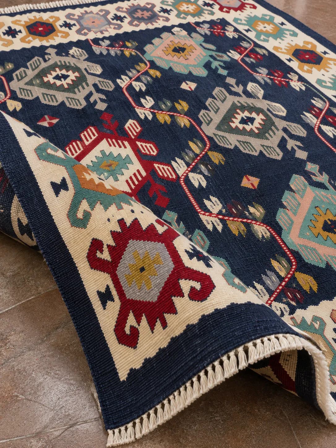 Tribal / folk-inspired geometric Kilim ( Motif )